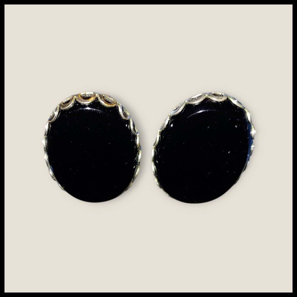 Vintage Screw Back Black Oval Earrings - Picture 4 of 9